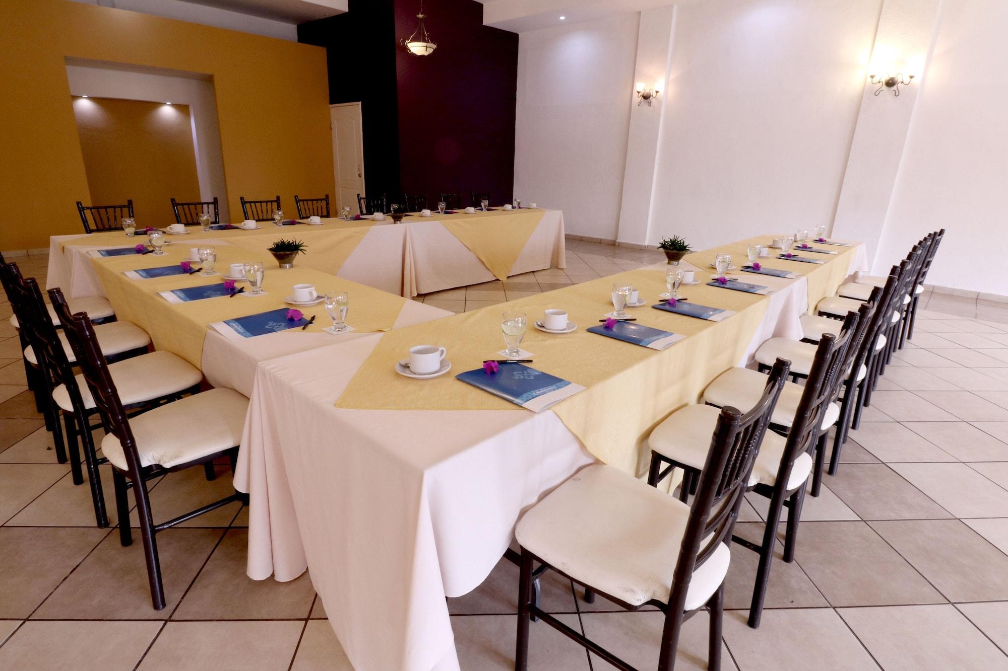 Mision Express Saltillo Exterior photo