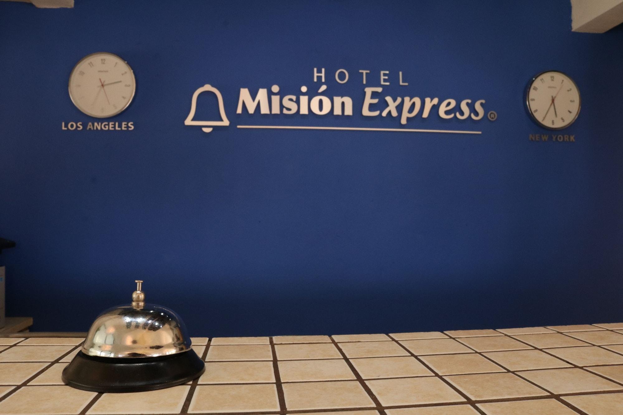 Mision Express Saltillo Hotel Exterior photo