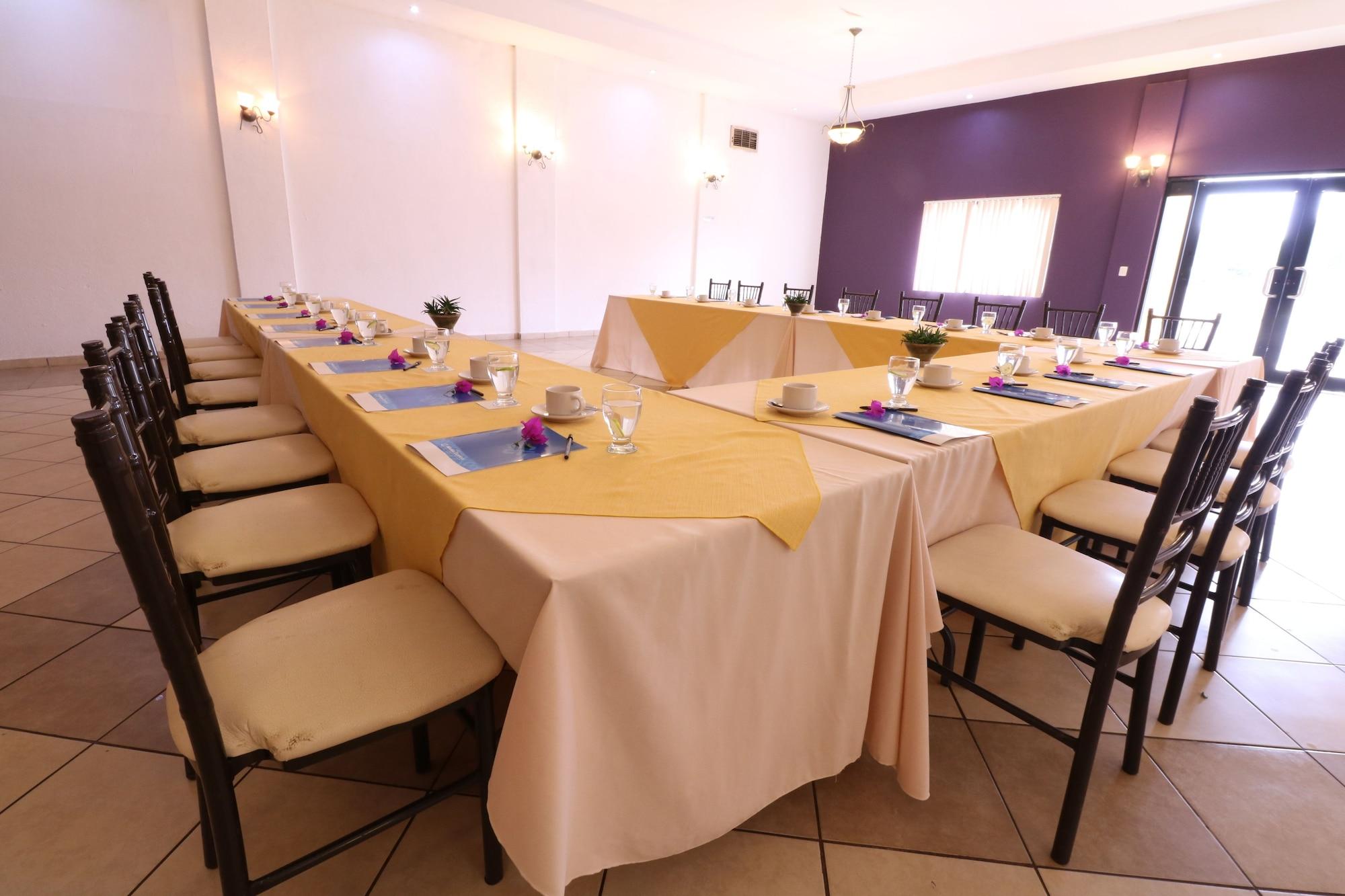 Mision Express Saltillo Exterior photo